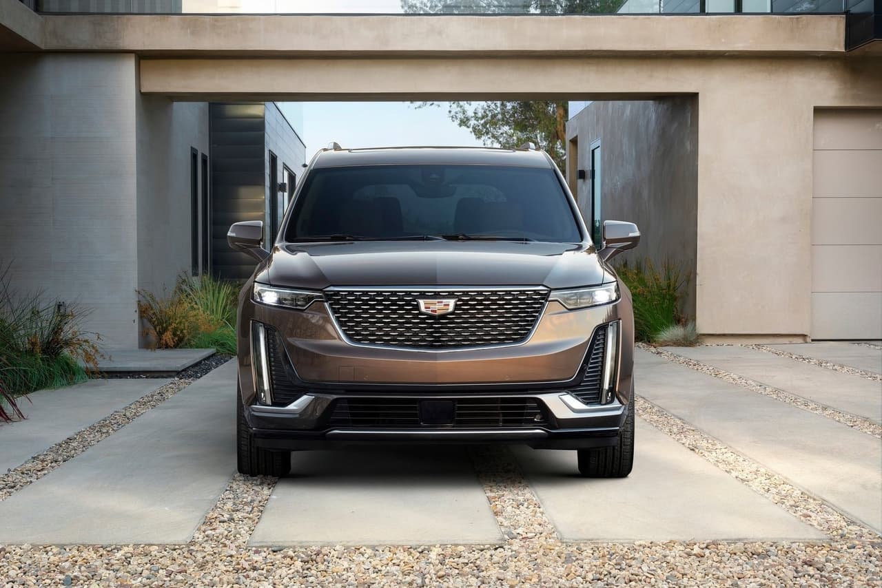 <h3 class="cms-H3-H3"><b>Chevrolet, Cadillac y GMC</b></h3>
<br>
<br>General Motors es otro de los fabricantes que se ha visto obligado a detener las operaciones en varias de sus plantas, con más de 10,000 trabajadores involucrados, a causa de la escasez de chips. Spring Hill (Tennessee), Delta Township (Michigan) y Ramos Arizpe (México) cerrarán por una o dos semanas, mientras que Lansing (Michigan), Kansas City (Kansas) e Ingersoll (Ontario) extenderán el período de inactividad en el que ya se encuentran. Estas plantas fabrican modelos de Chevrolet, Cadillac y GMC.
<br>
<br>
<b>Relacionado: </b>
<a href="https://www.univision.com/carros/gm-camionetas-pickups-menor-eficiencia-combustible-escasez-chips" target="_blank">GM venderá camionetas con menor eficiencia de combustible debido a escasez de chips</a>