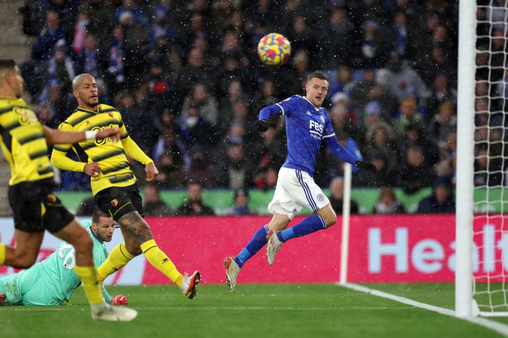 Leicester City golea al Watford 4-2 en la Premier League. Jamie Vardy hizo dos goles, James Madison y Ademola Lookman sumaron tantos para los Foxes, mientras que Josua King y Emmanuel Dennis hicieron lo propio para los visitantes.