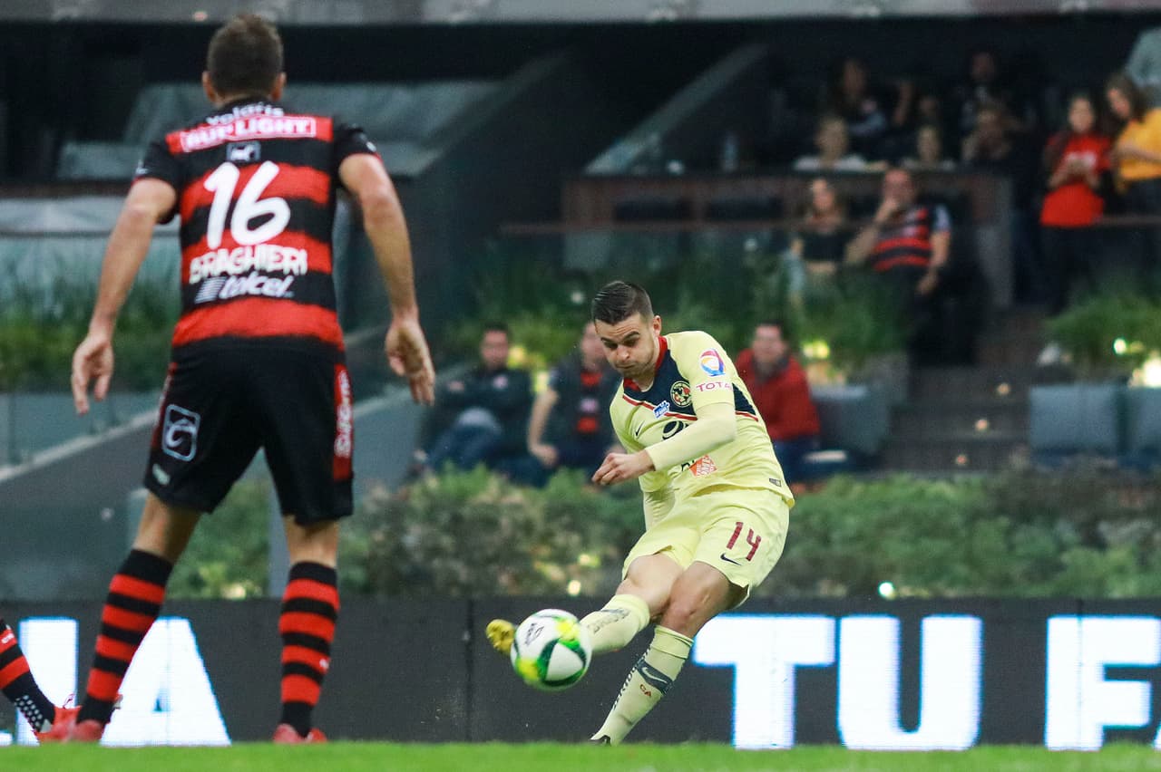 Y apenas cinco minutos después de la expulsión de Balanta, el también colombiano Nicolás Benedetti disparó a puerta de esta manera, un tiro colocado y con potencia para hacer daño.