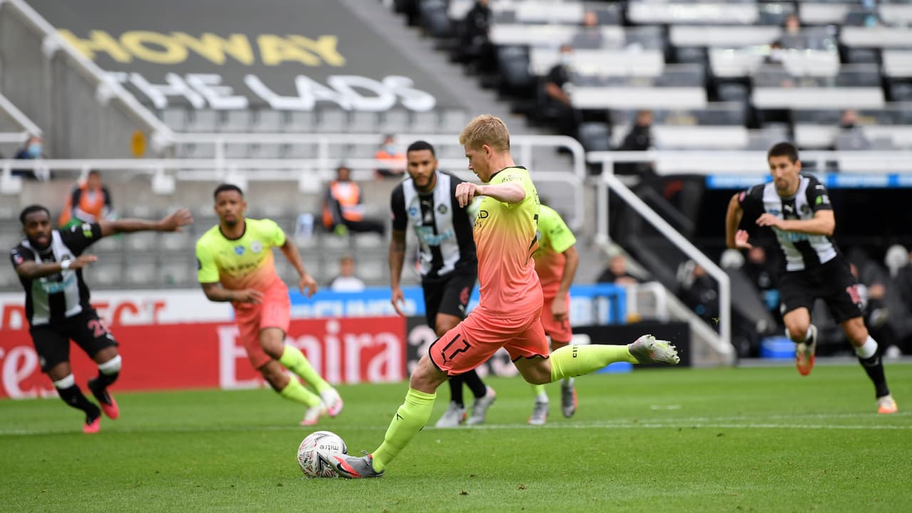 El belga anota y causa la alegría de sus compañeros y de la afición del City.