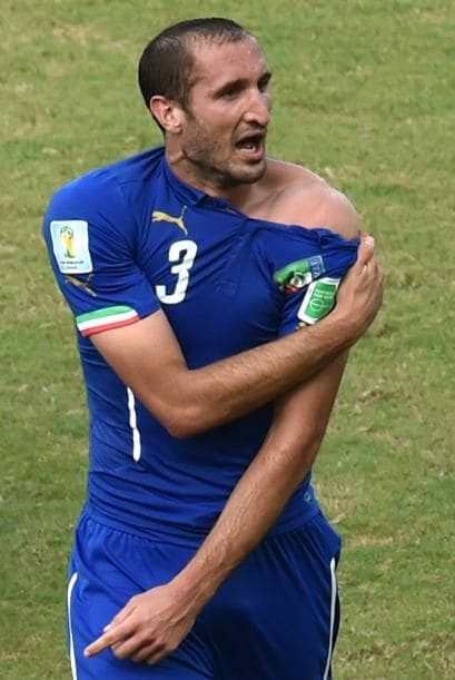 El delantero Luis Suarez lo hizo otra vez... fue acusado de morder al defensa italiano Giorgio Chiellini, mira los memes del desagradable momento. Mira aquí los videos más chismosos.