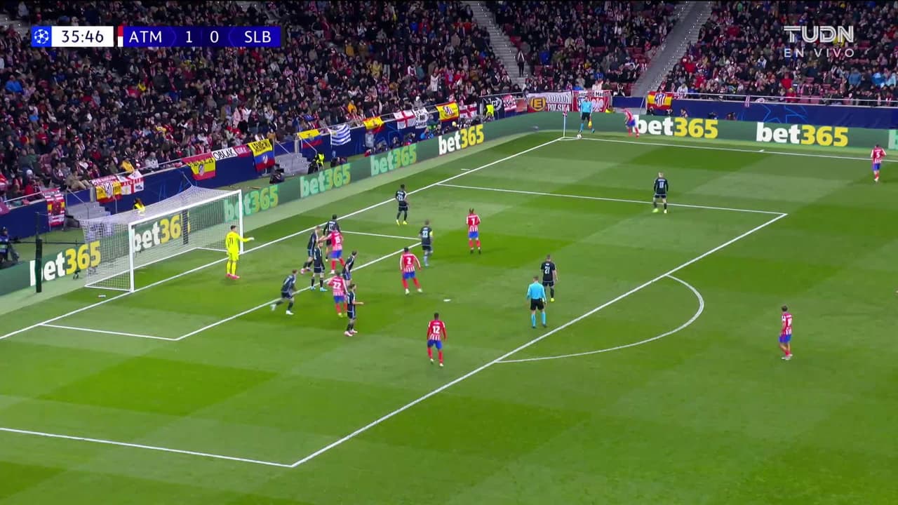 ¡TIRO ATAJADO! disparo por Marcos Llorente.