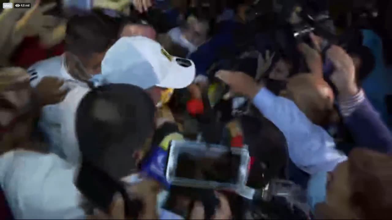 Multitudes de afionadios de Tigres acuideron al Aeropuerto Internacional de Monterrey a recibir al nuevo fichaje estrella del club.