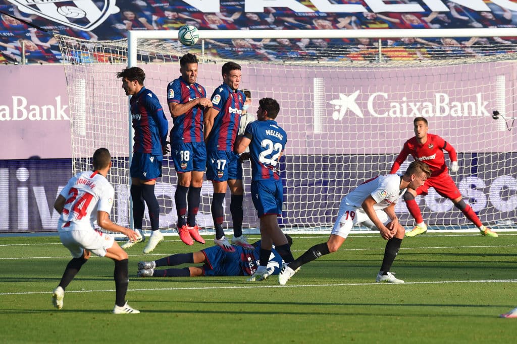 El Levante y el Sevilla reparten puntos con empate a un gol; autogol de Diego Carlos y tanto de De Jong para el Sevilla.