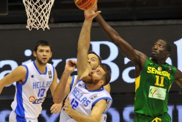 Grecia no dio opción a Senegal en el primer partido de ambos equipos en el Mundial de básquet de España y derrotó a los africanos por 87-64, en Sevilla. El partido no tuvo historia y solo duró 20 minutos, lo que tardó Grecia en colocarse con 45-17 en el marcador a descanso, gracias a un buen trabajo ofensivo y a un poderosa defensa que ahogó a los modestos jugadores senegaleses.