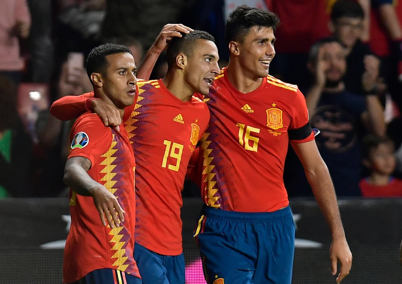 España golea 4-0 a Islas Feroe