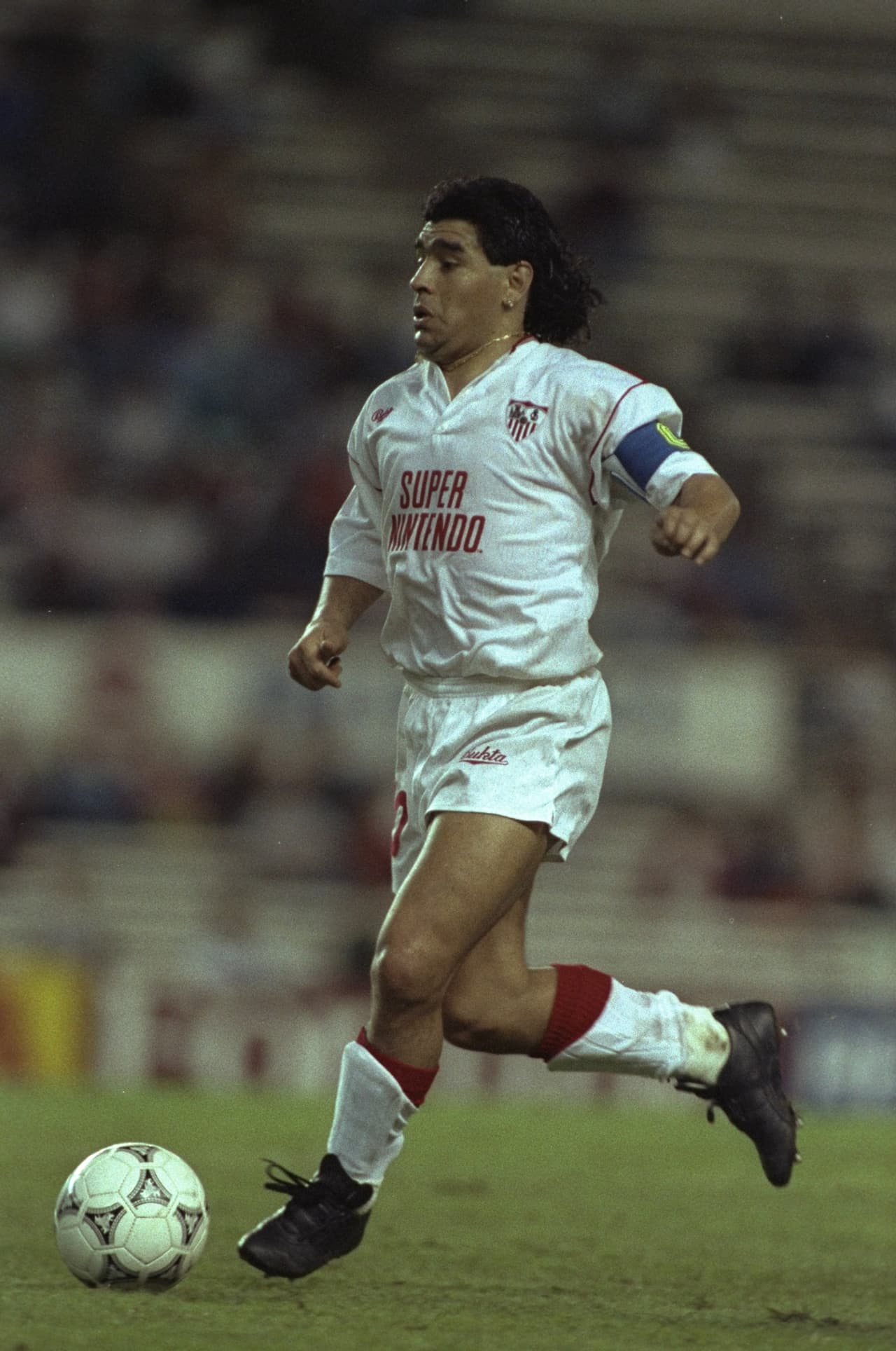 En 1991 su carrera en el Napoli terminó y pasó a jugar en el Sevilla por una temporada logrando ocho goles y 13 asistencias. Nada mal para un capítulo fugaz.