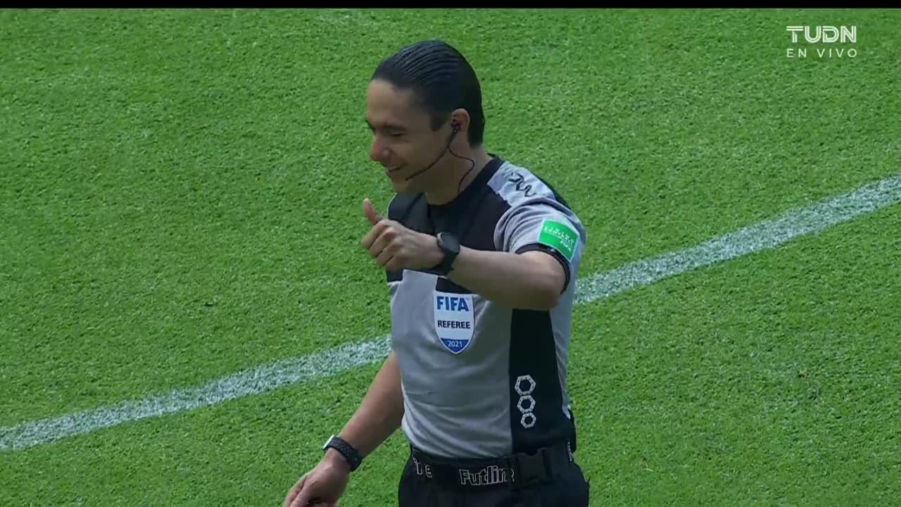 Arranca el partido y la pelota está en juego.