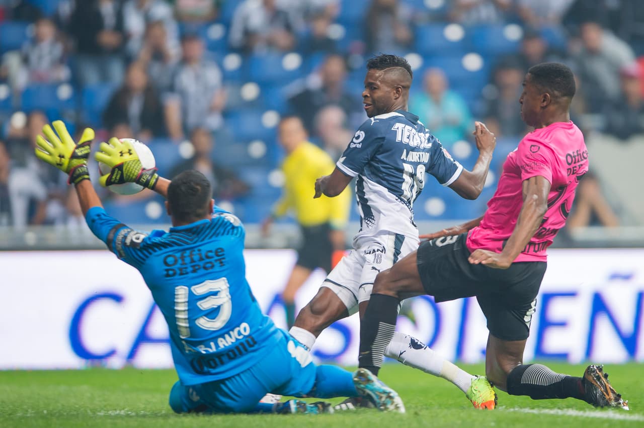 Con solo ocho minutos de juego, el otro colombiano Avilés Hurtado tuvo el gol en el mano a mano con Alfonso Blanco pero el portero logró desviar la pelota.