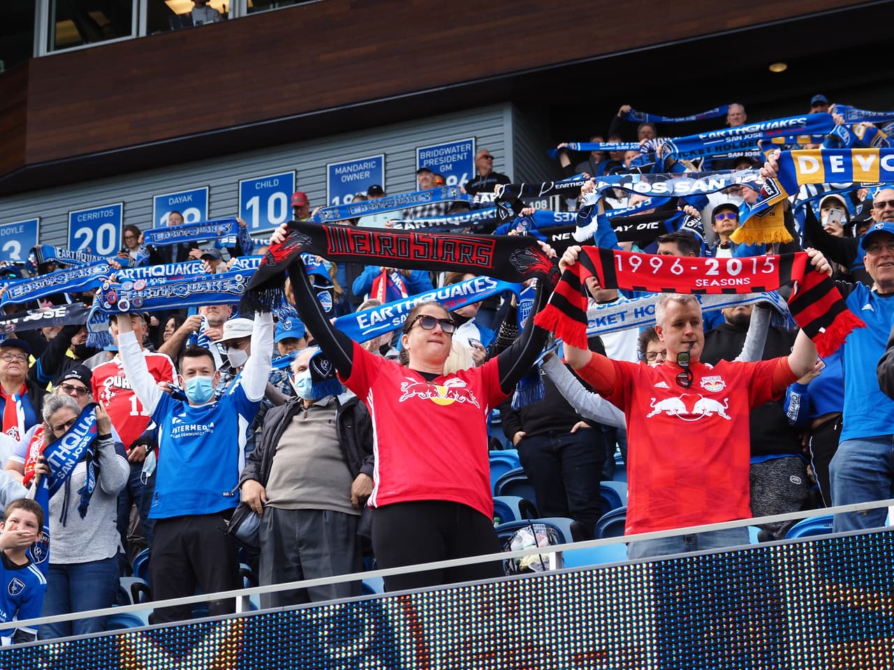 Seguidores de Red Bulls y San Jose Earthquakes disfrutaron de la apertura de temporada en el PayPal Park del norte de California.
<br>