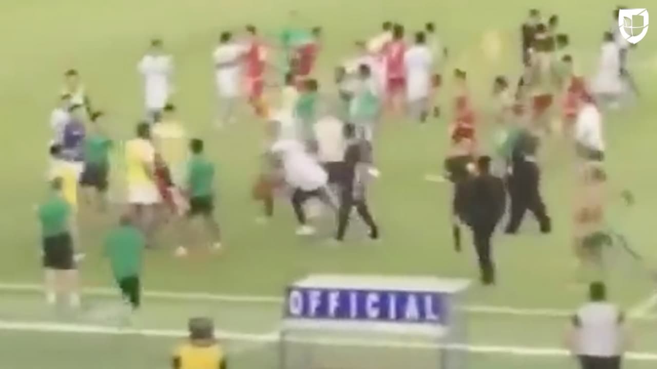 La bronca más brutal: patadas voladoras, puños y hasta sillazos en pleno partido…y era amistoso