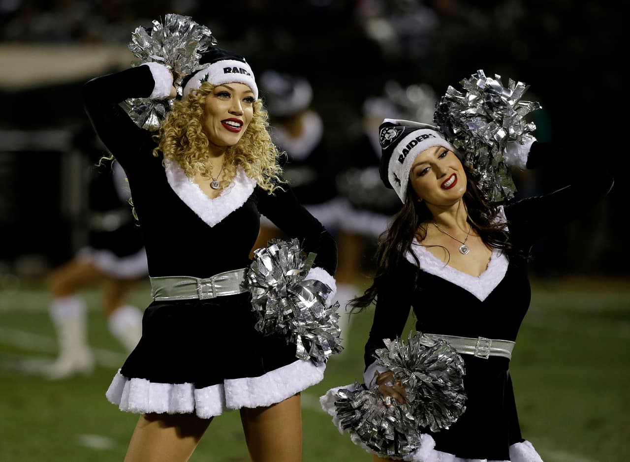 Las animadoras y los fanáticos en múltiples escenarios de la NFL en la jornada 15 vistieron la fiesta del fútbol americano de Navidad con sus atuendos y demás accesorios de las festividades.