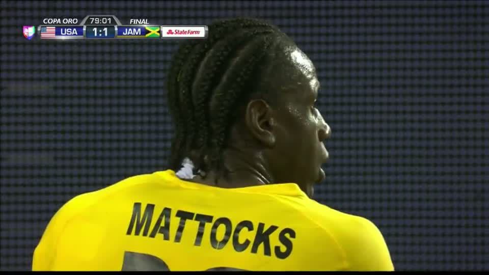 Jermaine Taylor despeja el balón y aleja el peligro