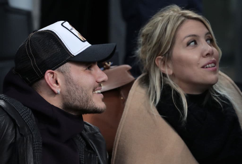 El futbolista argentino y su esposa salieron en la pantalla gigante del Estadio Giuseppe Meazza durante el partido.