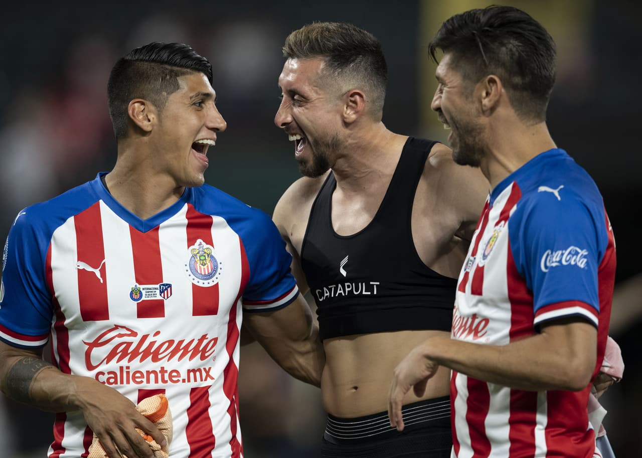 Herrera platicó al final del partido con Pulido y Oribe Peralta.