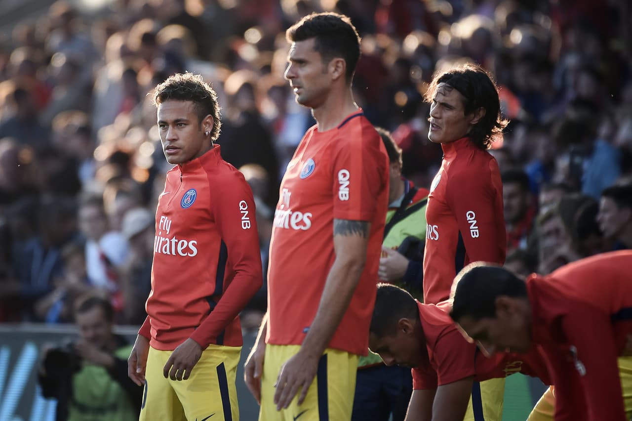Antes del duelo en casa del Guingamp, los compañeros de Ney lo hicieron sentir como uno más del grupo.