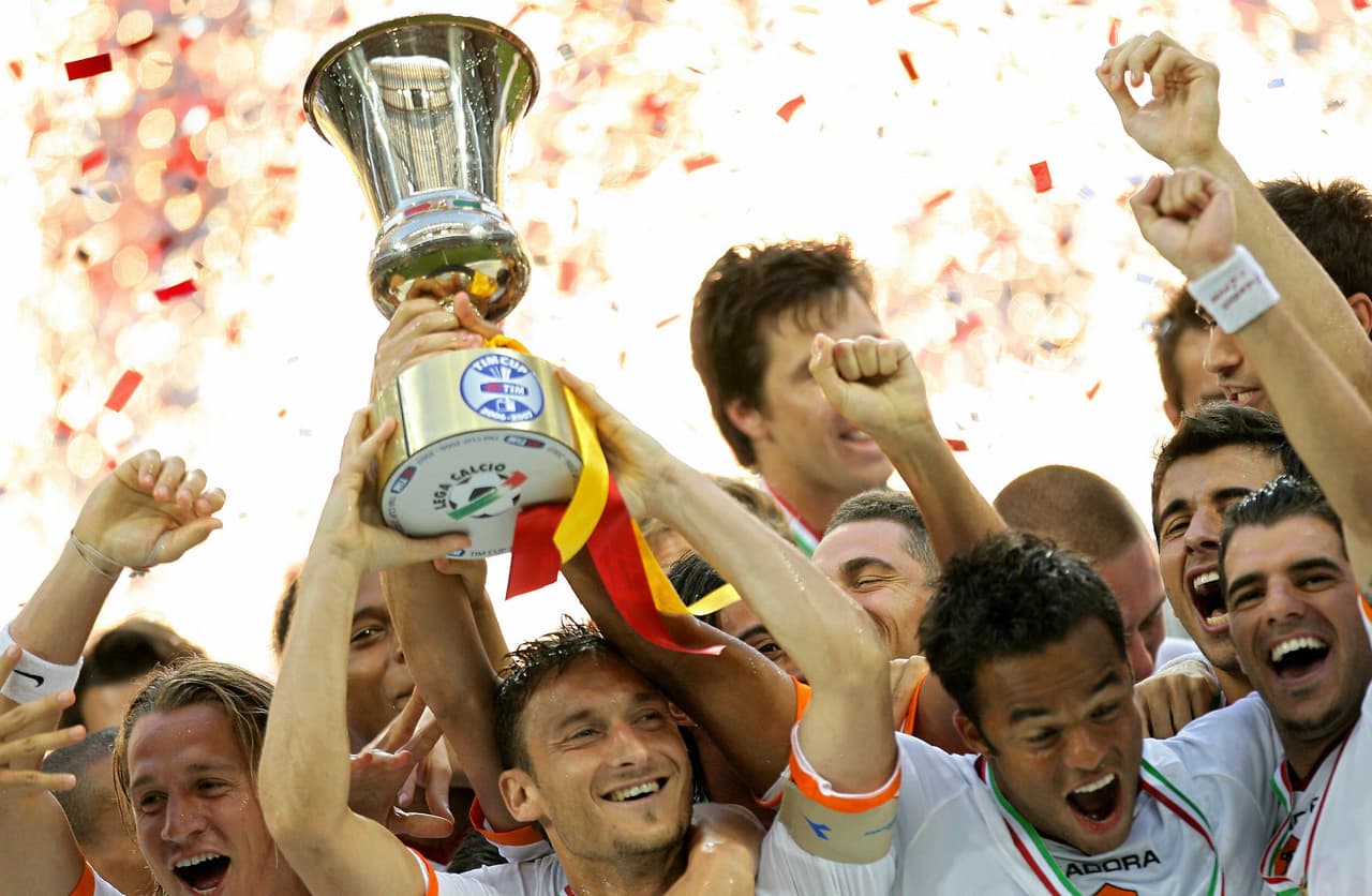 Roma tuvo una sequía de títulos pero en 2007 se coronó campeón de la Copa de Italia, con la gran figura del capitán Francesco Totti.