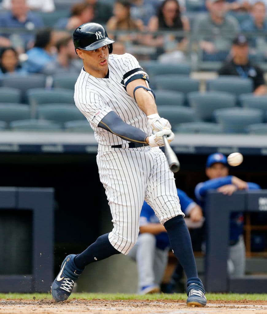 Stanton se marchó en el cuarto inning por un golpe en la rodilla derecha, y se someterá a una resonancia magnética. Se enredó con el pitcher de Toronto, Clayton Richard (0-4) en la primera entrada, en una jugada en que se deslizó de cabeza en la antesala pero fue puesto out.