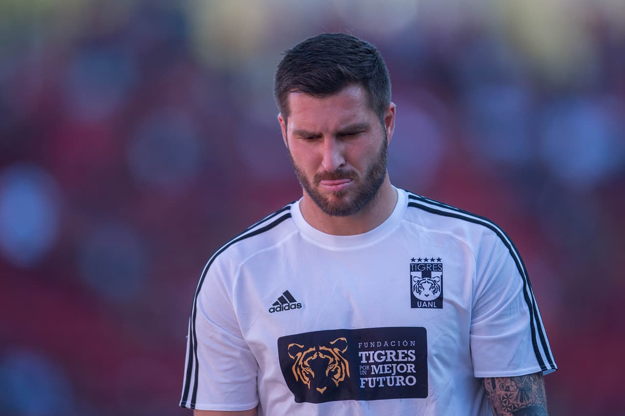 Fiel a su costumbre, André-Pierre Gignac recorrió el campo en solitario minutos antes de que los equipos saltaran al mismo.