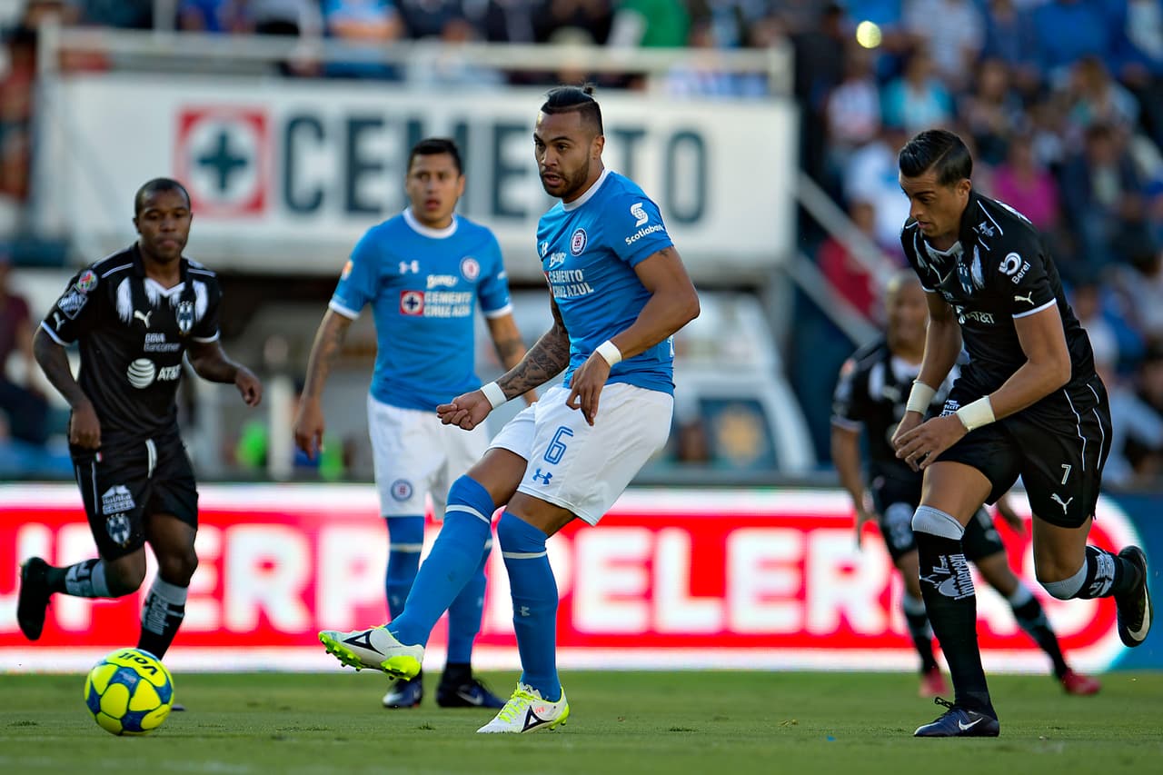 Al 'Maza' se uniría Julián Velázquez, quien tampoco continuaría para el Apertura 2017 luego de sus malas actuaciones.