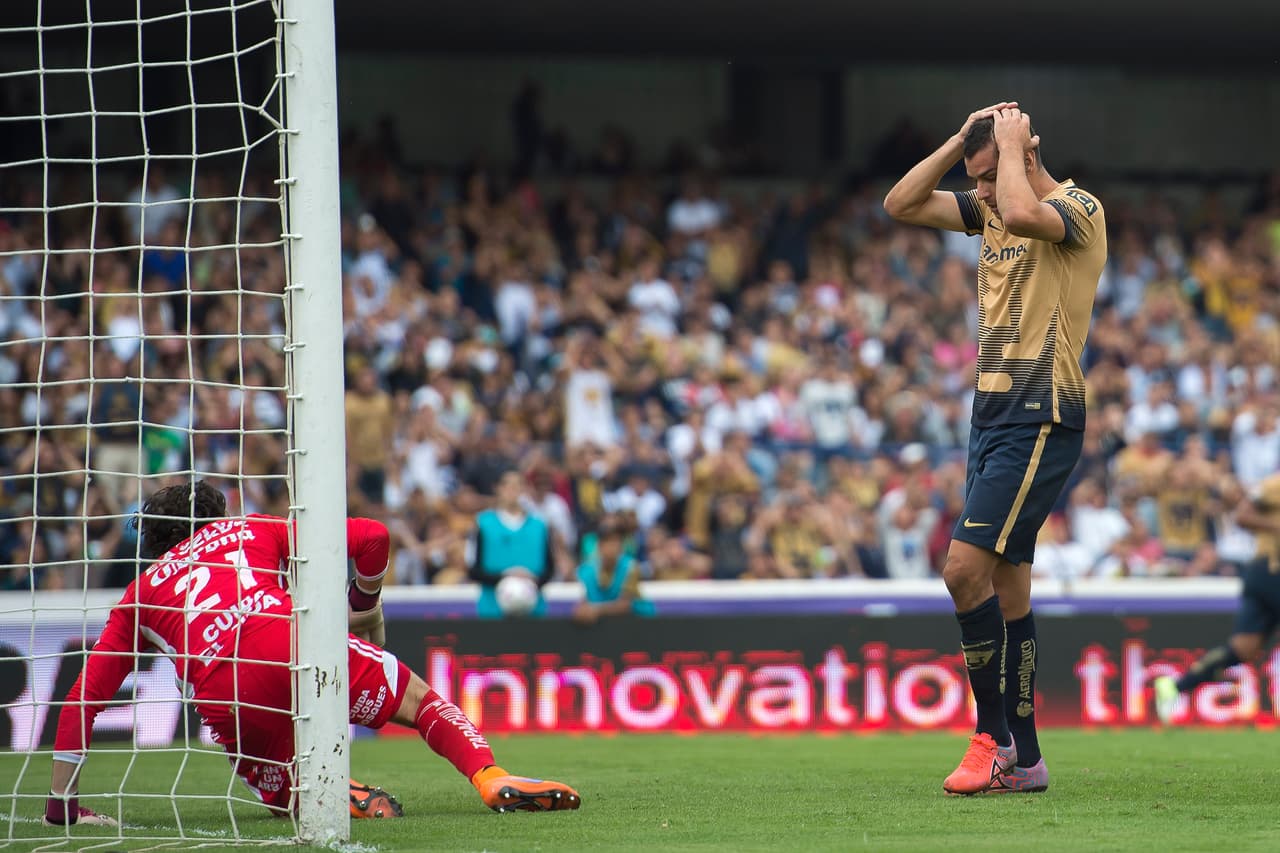 Pumas, el equipo de Guillermo Vázquez no tuvo la mejor de sus tardes en Ciudad Universitaria ante Jaguares. Los universitarios cayeron como local 3-2 y dejaron a un lado el récord de imbatibilidad como local que estaban a punto de imponer.
