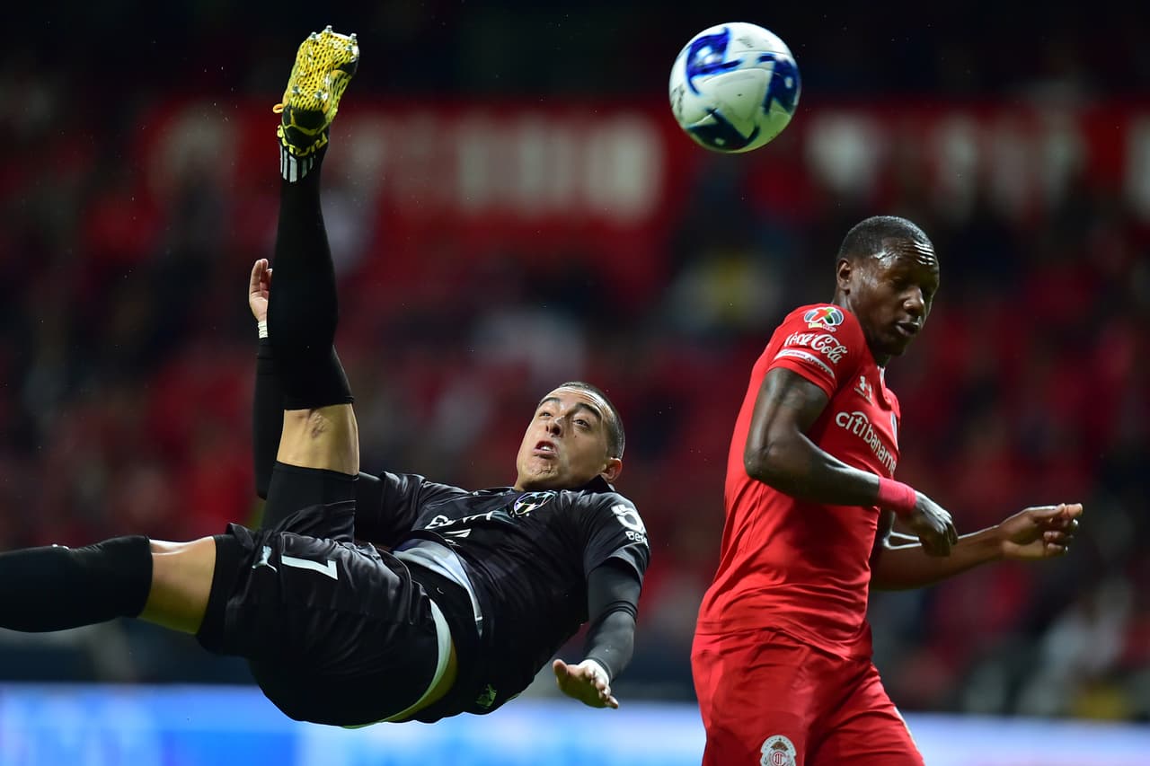 Funes Mori no puede en el mano a mano frente a Talavera y en su segundo remate saca la acrobacia, pero Alfredo talavera se queda con el esférico.