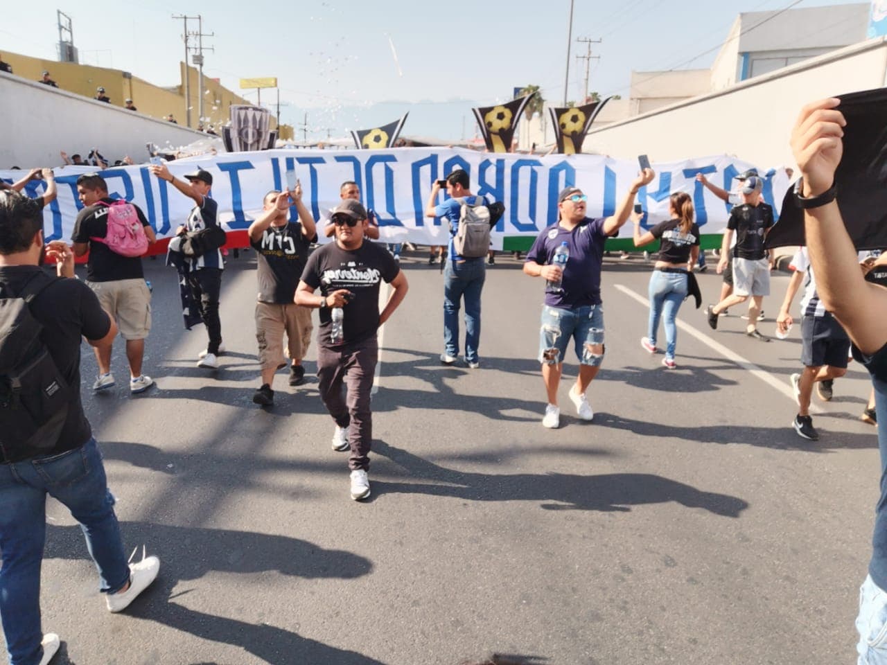 Los cánticos estremecían las inmediaciones.