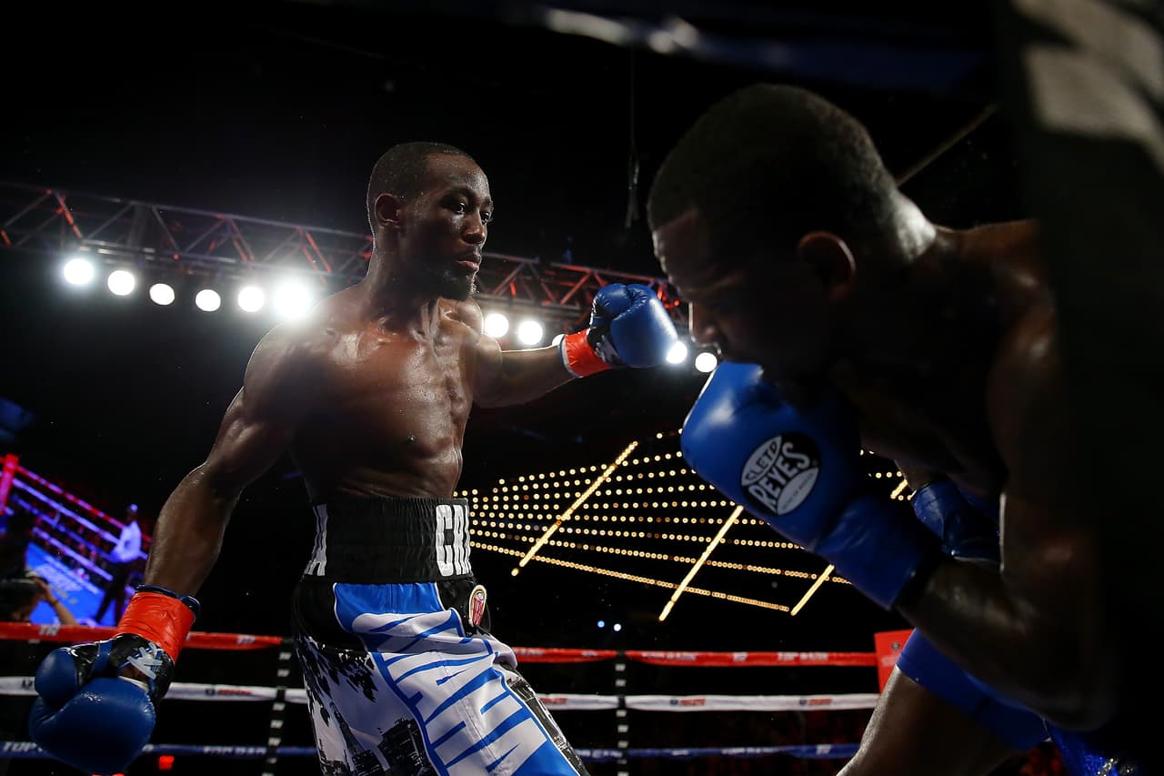 Terence Crawford golpea a Lundy