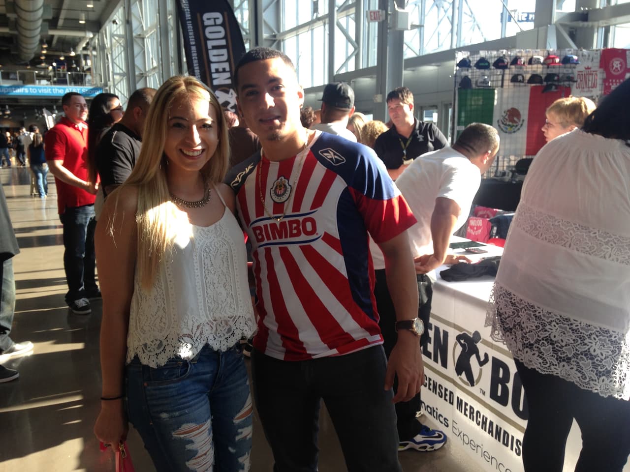 No podía faltar la playera de las Chivas en una tarde-noche muy mexicana para apoyar a Saúl Álvarez.