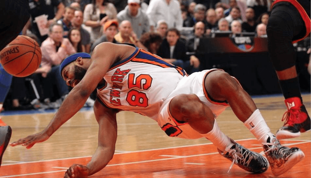 Baron Davis corría hacia el borde de la cancha, cuando de repente cayó. El resultado de la lesión fue una rotura parcial en la rótula y una rotura completa en su Mcl y Acl, terminando definitivamente la carrera del veterano.