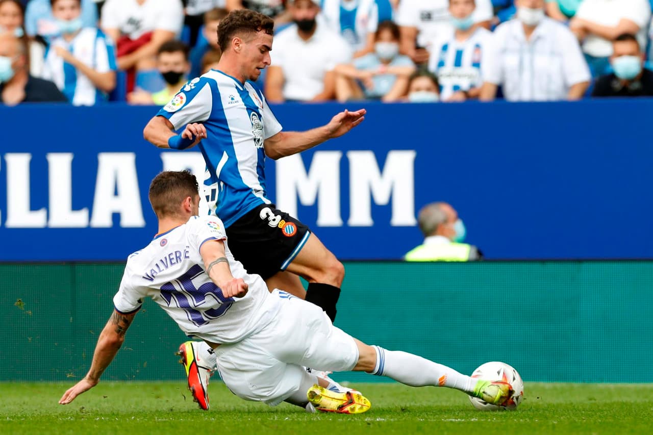El Espanyol se impone ante el Real Madrid con marcador de 2-1 en la octava jornada de La Liga. Raúl de Tomás abrió el marcador al 17’, seguido de Axel Vidal en el minuto 60’, sin embargo Karim Benzemá se encargó de darle el único tanto al club merengue al 71’.