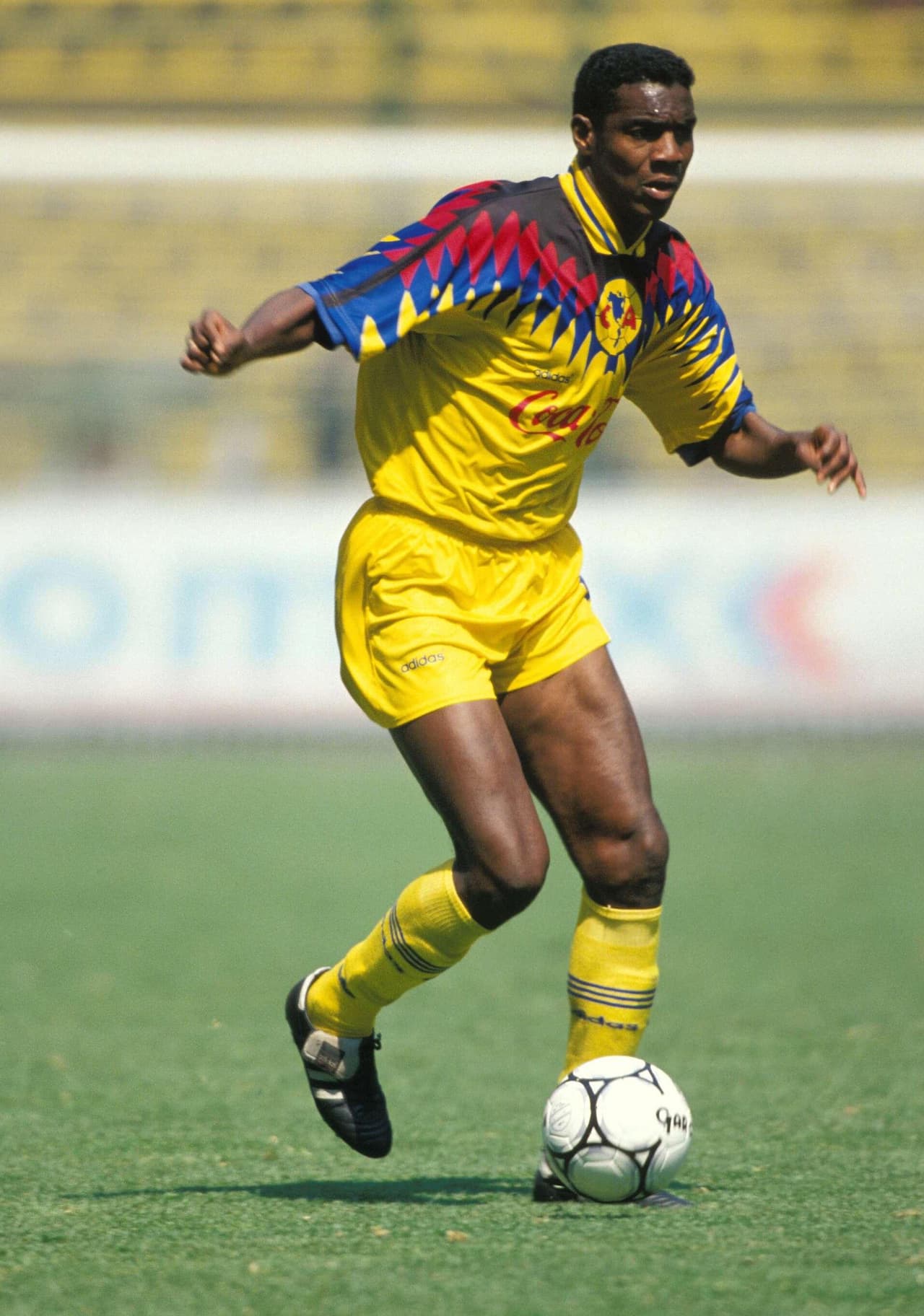 Quien fuera uno de los principales jugadores de la Selección Colombia a finales de la década del 90 (jugó el Mundial de Francia 98) llegó a Coapa para jugar 32 partidos y anotar siete goles.