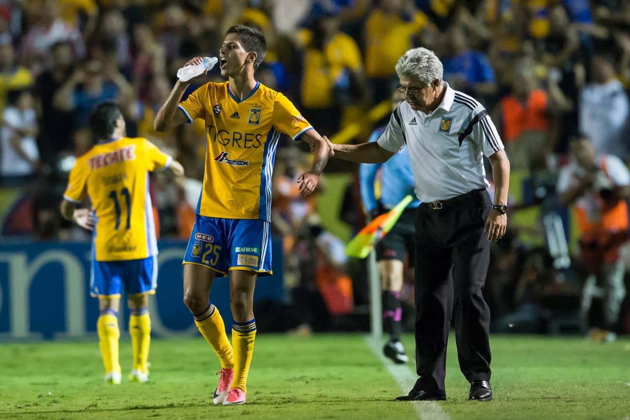 Jürgen Damm, una de las figuras de Tigres, estaría en el radar de Chivas, que volvería a dar un golpe de autoridad en este mercado con su contratación.