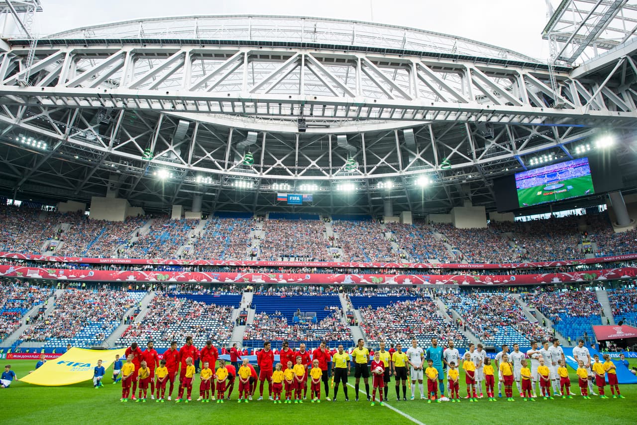 Rusia y Nueva Zelanda saltaron a la cancha para escuchar la ceremonia de los himnos.