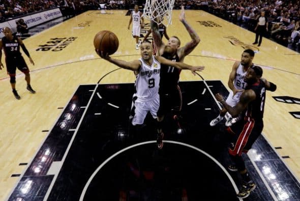 Todo o nada. Dispuestos a dejar la vida en la cancha San Antonio fue por su quinto campeonato mientras Miami buscaba salir de la mala racha 3-1 pese a que ningún equipo en la historia lo había logrado en una final. San Antonio apaleó a Miami.          