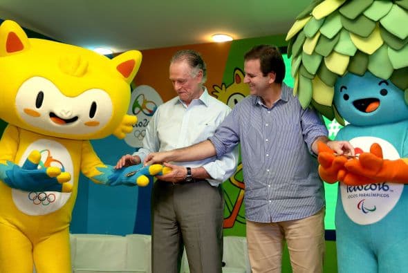 Según los creadores, la mascota olímpica representa la diversidad de los animales de Brasil y "reúne la agilidad de los felinos, el movimiento de los monos y la ligereza de las aves", en tanto que la paralímpica es una mezcla de plantas brasileñas "capaz de transformarse todo el tiempo y de crecer y superar obstáculos".