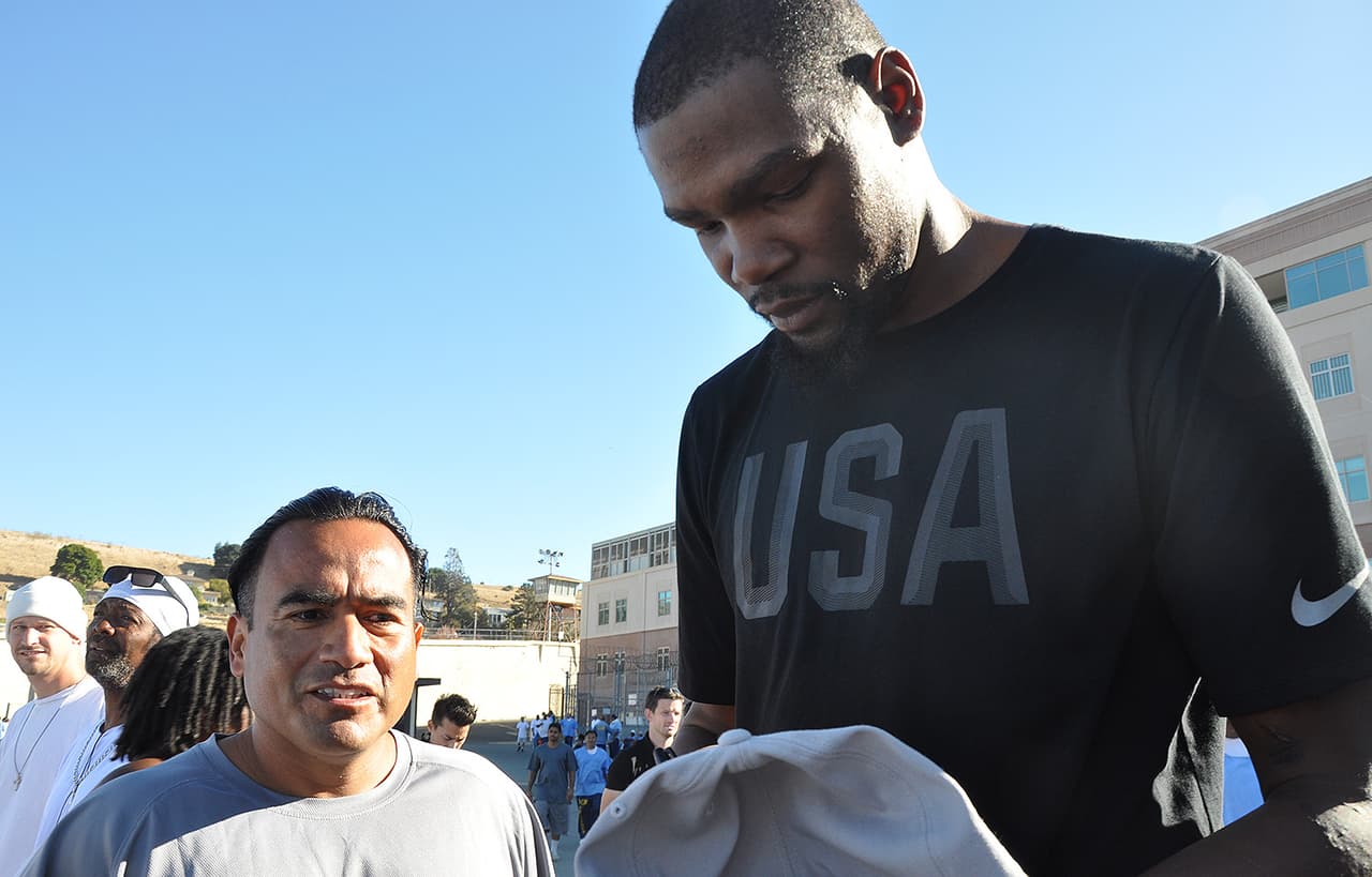 Los Warriors realizaron su visita anual a San Quintín. El GM Bob Myers encabezó el contingente en la cancha, y Kevin Durant y Draymond Green se sentaron entre los internos para ver la acción, firmar autógrafos y jugar dominó.