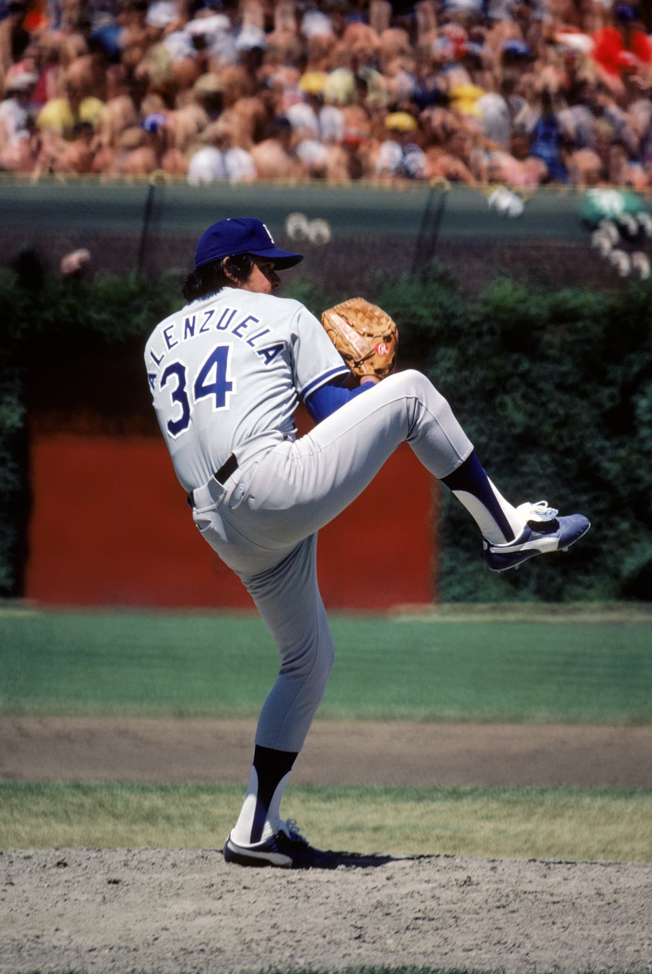 Este zurdo fue uno de los pocos lanzadores en controlar el screwball o tirabuzón, el que le enseñó Robert Castillo en su llegada a Dodgers en 1979.