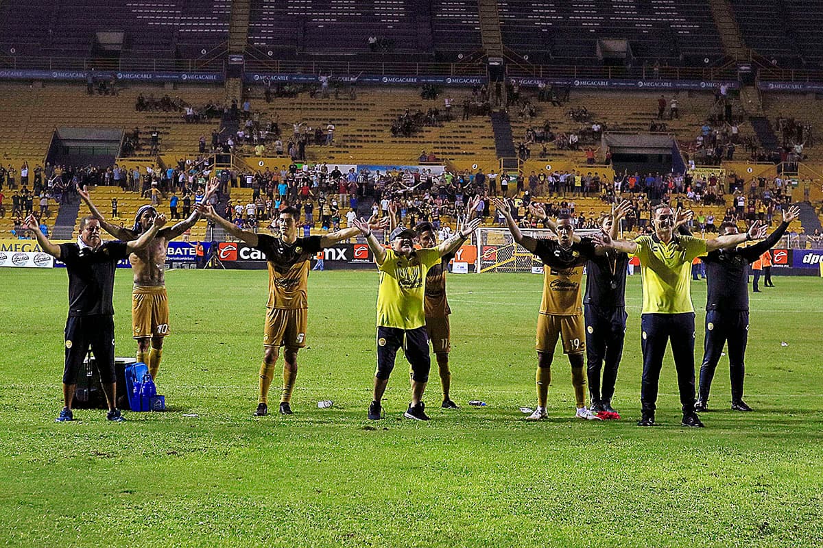 La 'celebración islandesa' de Dorados con Diego Maradona (centro) luego de la victoria 2-0 sobre Leones Negros de Guadalajara en la jornada 10 del Ascenso MX.