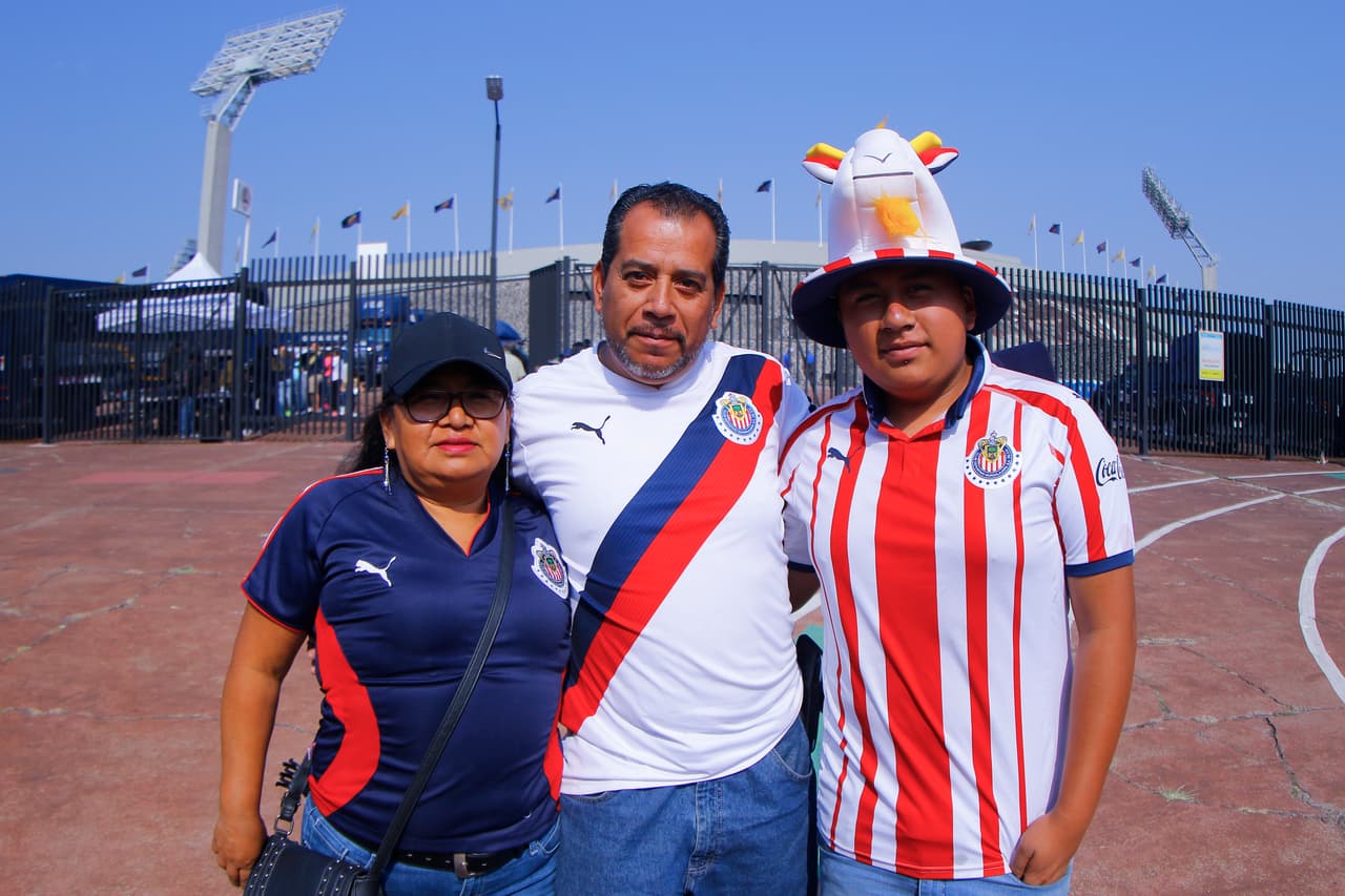 La pasión fluye entre los fanáticos de Pumas UNAM y Chivas de Guadalajara en el duelo de la Jornada 12 en el estadio Olímpico Universitario por el Clausura 2019 de la Liga MX.