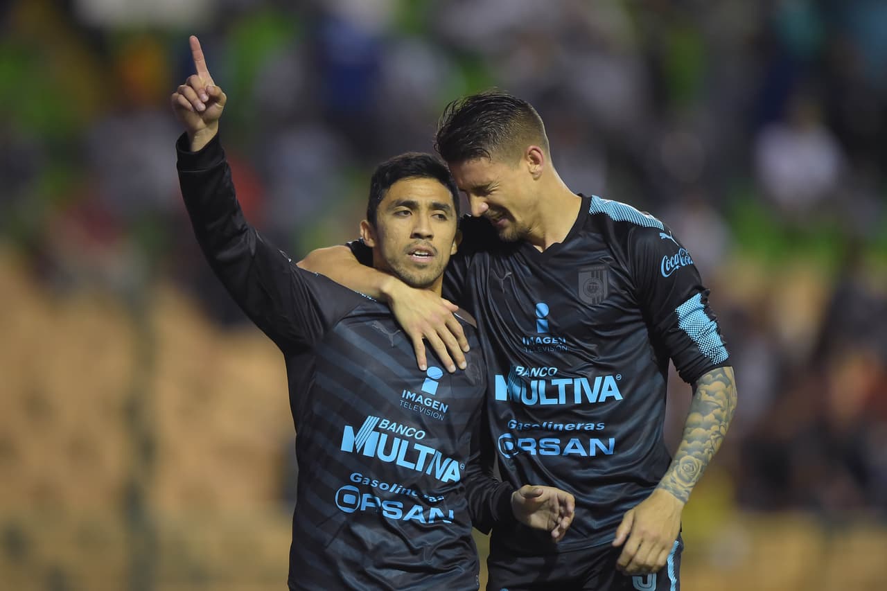 A pesar de la inferioridad numérica, los Gallos Blancos se fueron al frente al minuto con un penal cobrado por Edson Puch.