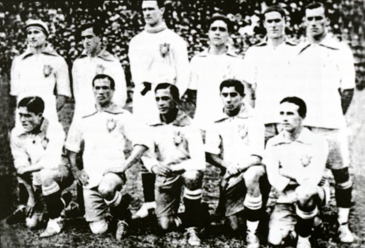 El primer título de Copa América de Brasil fue en 1919 cuando se llamaba Campeonato Sudamericano. Aquel equipo jugaba de blanco y venció a Argentina, Uruguay y Chile.