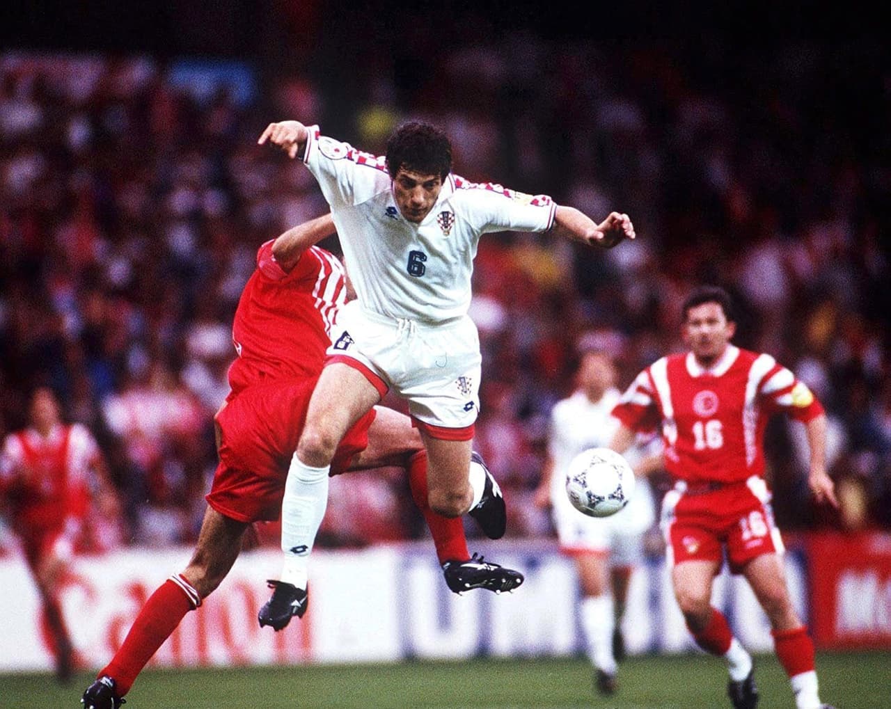 Bilic nació en Split, Croacia, y debutó con la selección croata con 24 años en 1992. A diferencia de sus compatriotas Davor Suker o Robert Prosinecki, él no alcanzó a representar a Yugoslavia.