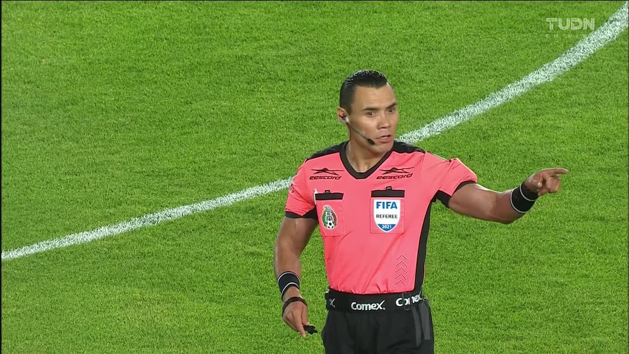 Arranca el partido y la pelota está en juego.