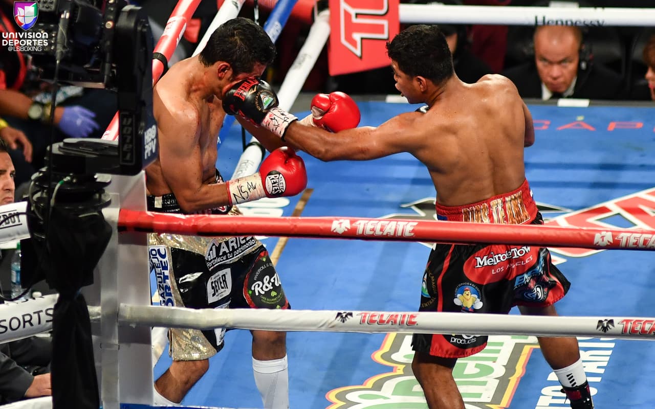 En el quinto round, luego de un golpe de Fuentes, 'Chocolatito' contragolpeó e hizo cimbrar la cabeza del peleador mexicano.