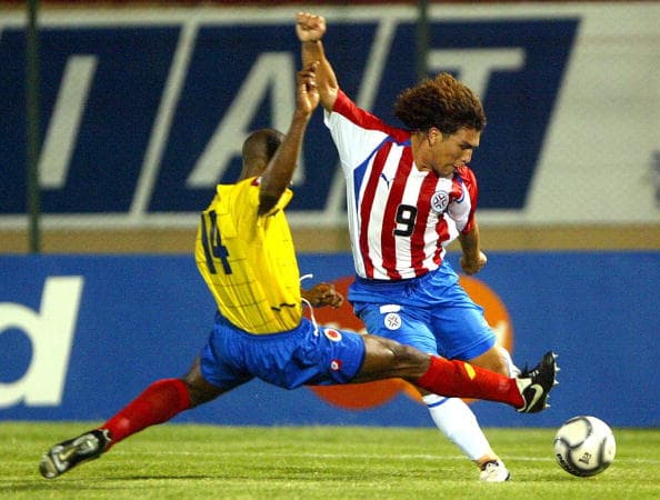 La peor goleada entre ambas selecciones se vivió en la Copa América de Perú cuando Paraguay le dio una manita de 5-0 a Colombia con hat-trick de Roque Santa Cruz y doblete de Salvador Cabañas.