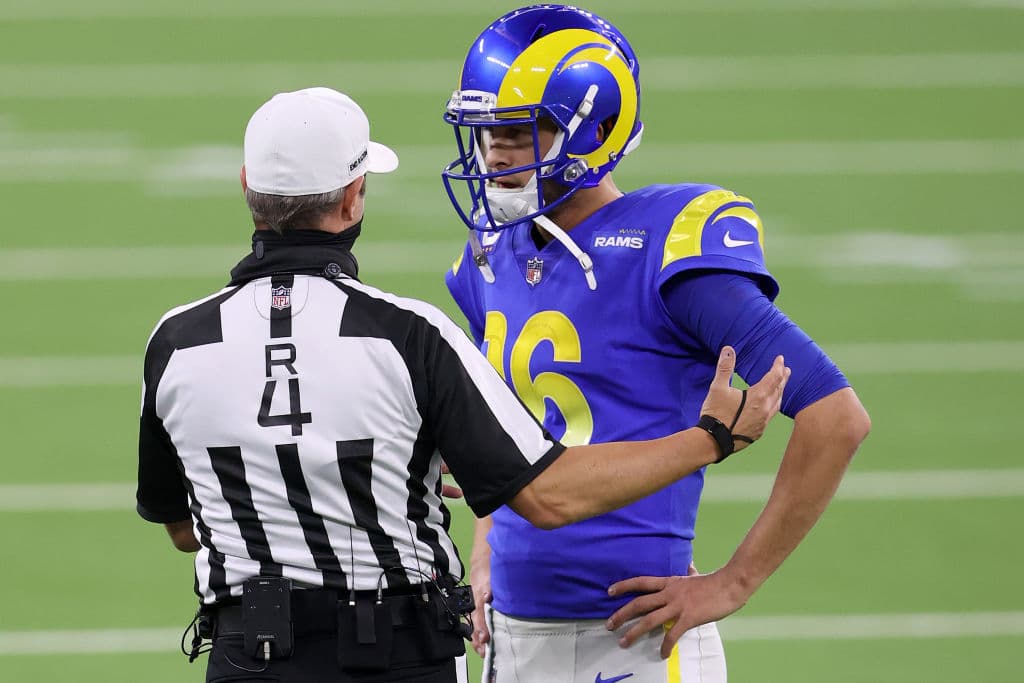 Aaron Donald controla de principio a fin a Cam Newton en la victoria 3-24 sobre los New England Patriots.