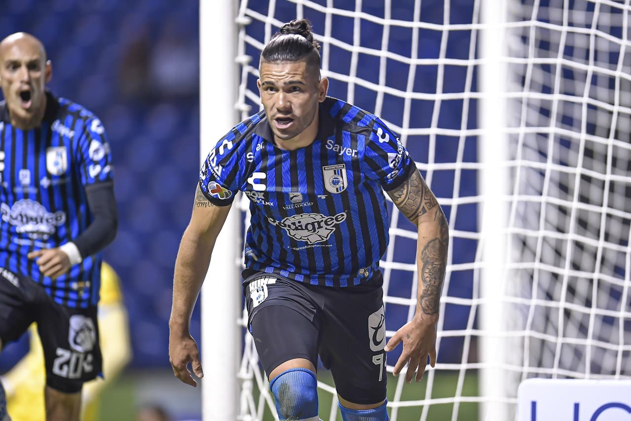 Sin embargo, el VAR revisaba la jugada y echaba para atrás el gol, ya que el uruguayo se encontraba en fuera de juego al momento del servicio.