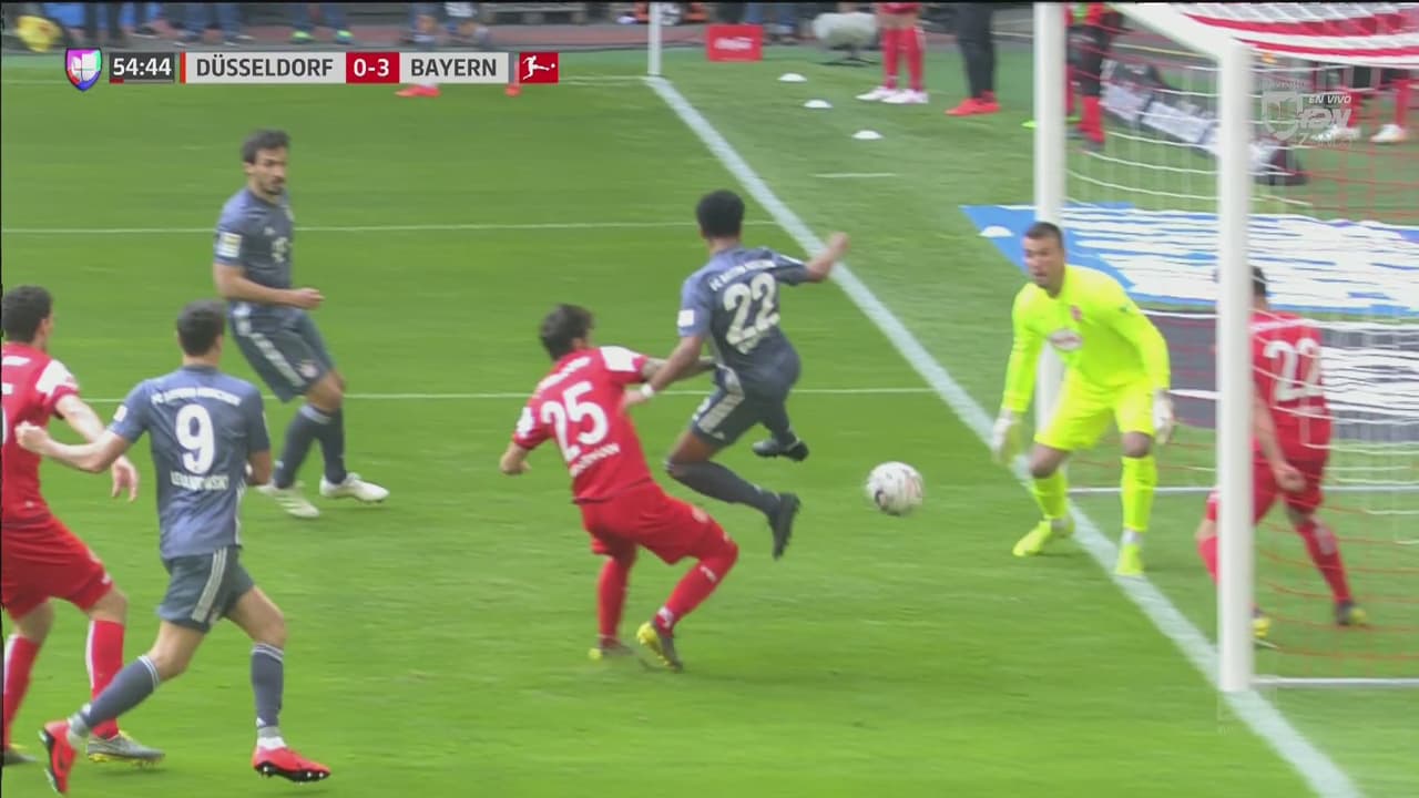 ¿Jugada preparada? Müller la peinó y Gnabry concretó el 3-0 del Bayern