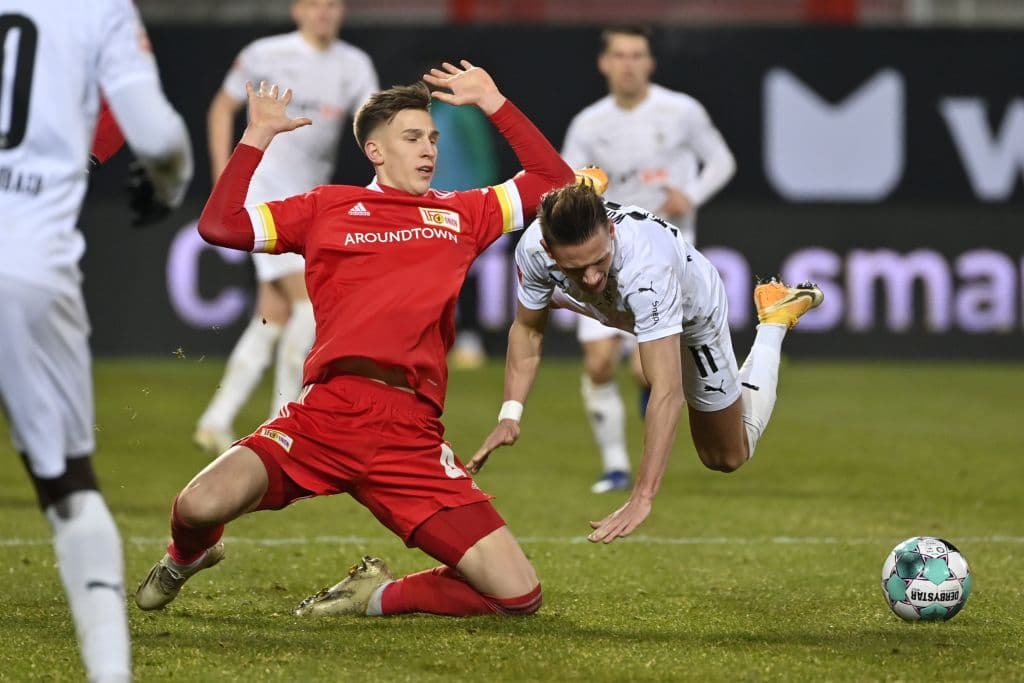 Union Berlin y Mönchengladbach repartieron unidades tras igualar a un tanto; llegaron a 29 y 32 unidades, respectivamente.